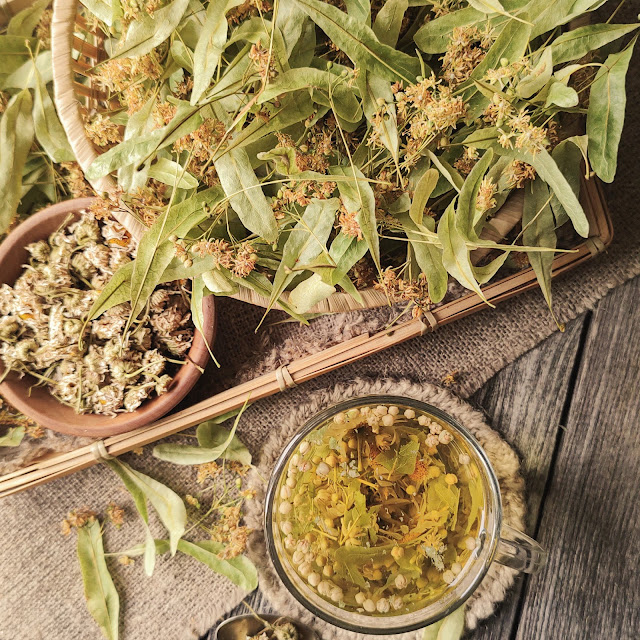 липовый час с цветами ромашки, травяной натуральный чай ручной работы, еко-чай