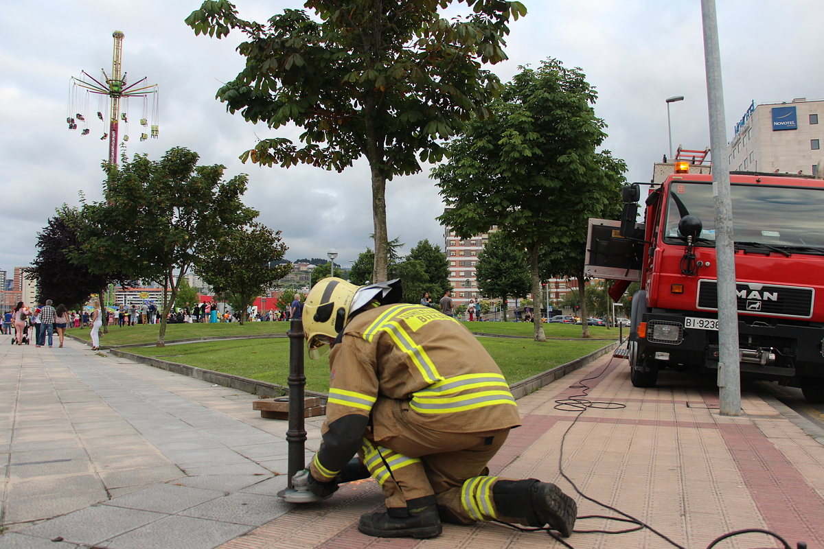 Los bomberos cortan los pivotes que impiden el acceso para rescatar a los atrapados en las barracas