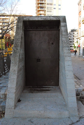 Entrada principal refugi antiaeri. Girona. Jardí de la Infància. Guerra Civil. Altres llocs d'interès.