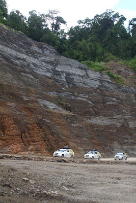 Melintasi Tebing Perbukitan