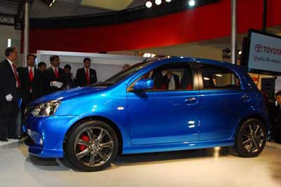 Mobil Toyota Etios 2012 Reviu