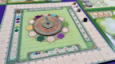 Azul: Queen's Garden scoreboard with varying colors and patterns