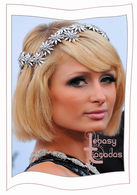 Diadema con aplicaciones brillantes de flores estrelladas. La luce Paris Hilton.