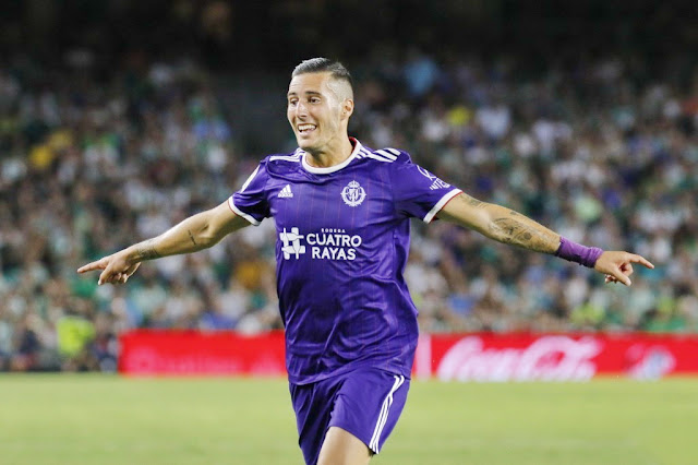 Sergi Guardiola celebra su gol. REAL BETIS BALOMPIÉ 1 REAL VALLADOLID C. F. 2. 18/08/2019. Campeonato de Liga de 1ª División, jornada 1. Sevilla, España, estadio Benito Villamarín (asistencia; 51.497 personas). GOLES: 0-1: Sergi Guardiola (63’). 1-1: Loren (68’). 1-2: Óscar Plano (89’).