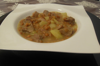 Lentejas estofadas con carne al curry.