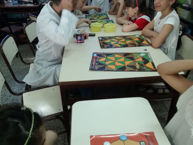 alumnos jugando en la mesa a un juego de otro país