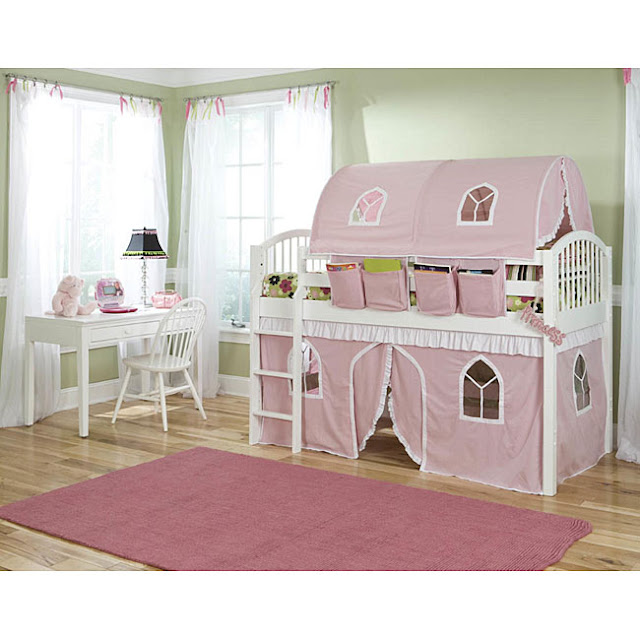 Деревянная двухъярусная детская кровать с розовыми шторками