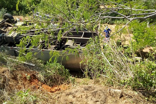 Caminhão tomba na BA-052 no município de Baixa Grande