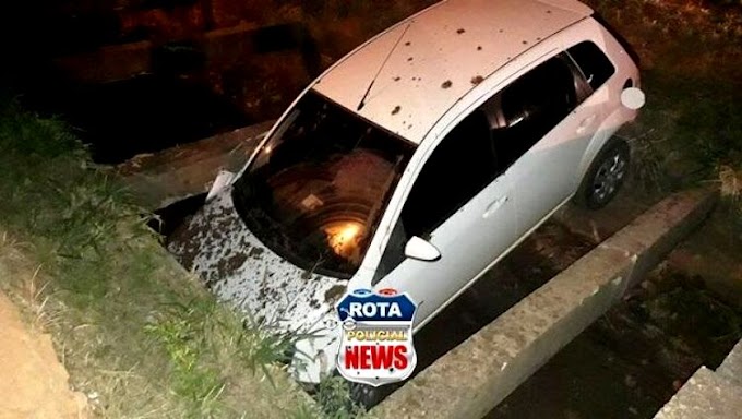 Carro com universitária cai em esgoto a céu aberto em Rondônia