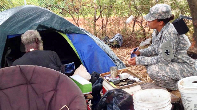 Army Sgt. 1st Class Nicole Howell, 8th Theater Sustainment Command, talks with a homeless veteran in Honolulu, Aug. 5, 2015.  (Defense.gov photo)