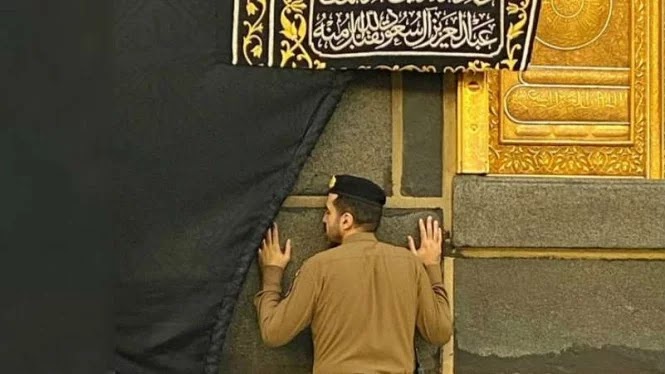  Peristiwa Menakjubkan, Penjaga Ka’bah Khusyuk Berdoa Sendirian di Multazam, naviri.org, Naviri Magazine, naviri