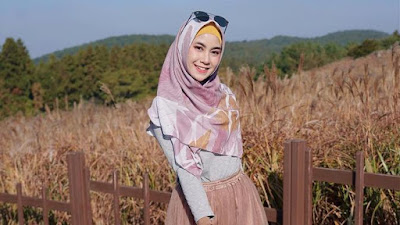 Meniru Gaya Feminin Anisa Rahma