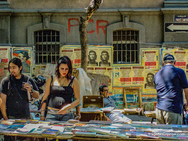 Barraca de livros usados na Feira de Tristán Narvaja, Montevidéu, Uruguai