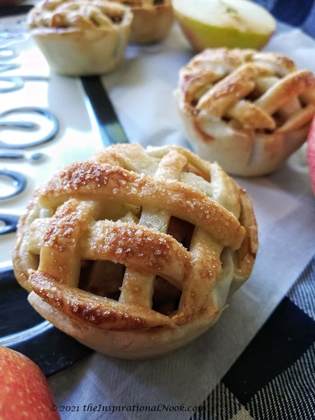 small apple pies, Apple pie lattice design, woven pie crust, apple pie with criss cross top, pillsbury pie crust lattice