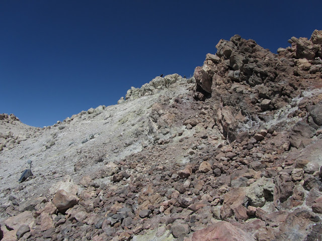 NARICES DEL TEIDE A PICO VIEJO - MIRADOR DE PICO VIEJO - ASCENSIÓN A PICO TEIDE - MIRADOR DE LA FORTALEZA  - TEIDE A MONTAÑA BLANCA, cráter y pared lateral del cráter del Volcán del Teide en la Parque Nacional del Teide