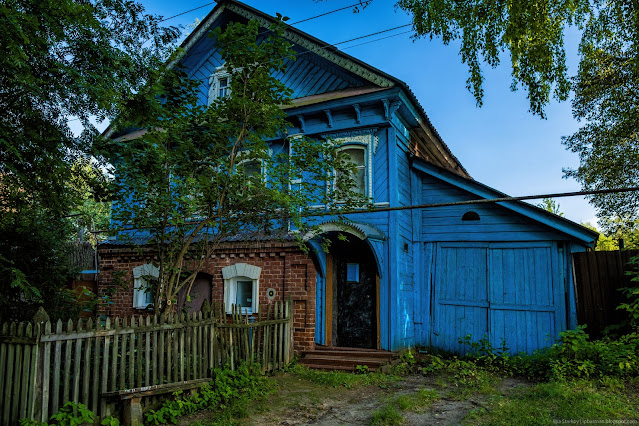 Старый полукаменный дом с амбарной дверью