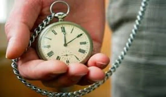 مخترع الساعة كيف عرف الوقت - تاريخ تطور الساعات