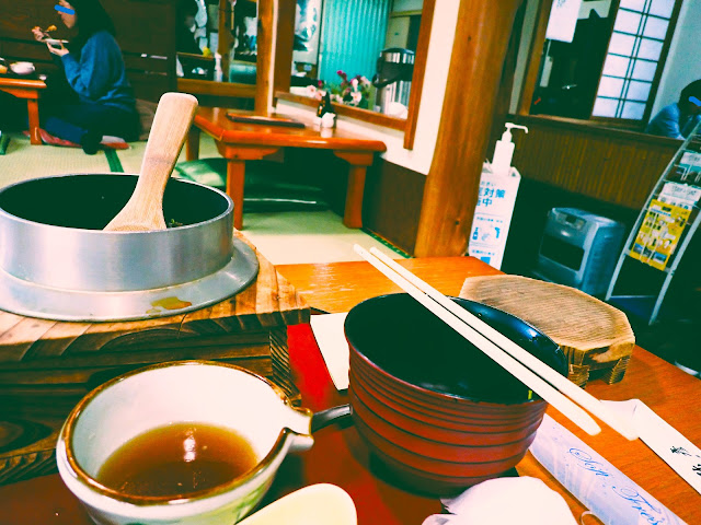 店裡光線明亮，氣氛很好。