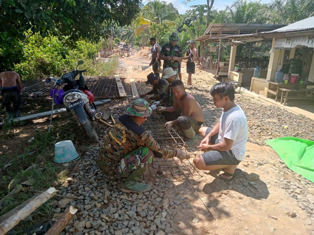 Kejar Target, Satgas TMMD Ke-111 Kodim 1202/Skw Bersama Warga Rangkai Kawat Besi Jembatan