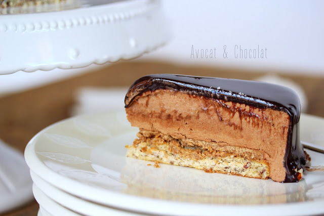 alt="royal chocolat dressé sur un plat à tourte blanc"