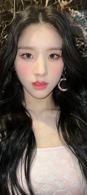 HeeJin (LOONA) Oct 19, 2000 HeeJin (희진) is the first revealed member of LOONA and a member of its first sub-unit, LOONA 1/3. HeeJin revealed that as a trainee, she lived in the countryside and had initial difficulties attending training because she lived over 4 hours away from Seoul, didn't have enough training time and struggled financially with affording transportation.
