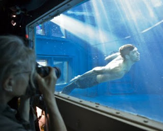 Image: Leibovitz photographs Phleps, swimming his merman suit, through an aquarium window. 