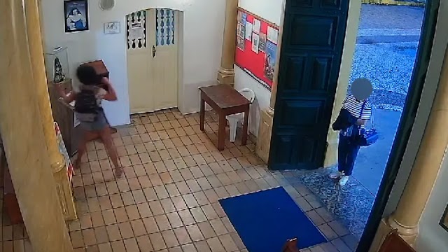 VÍDEO: Mulher dá soco em imagem de santa dentro de igreja na Bahia