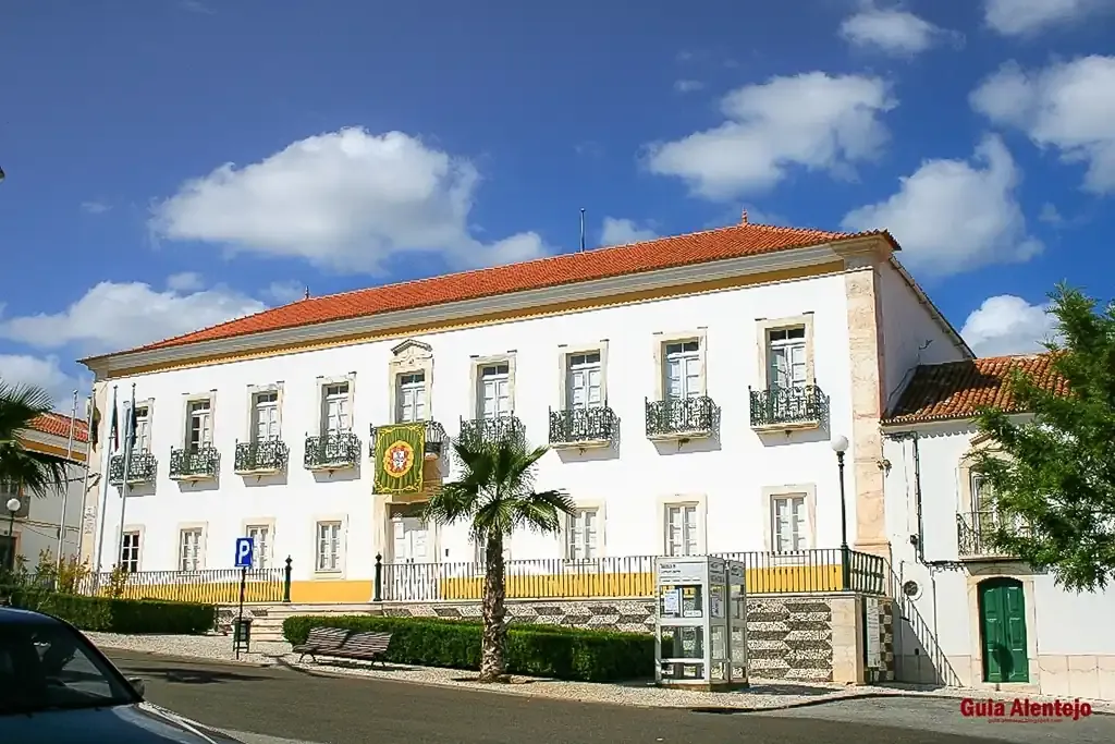 edificio-dos-paços-do-concelho-de-alandroal-com-o-guia-alentejo
