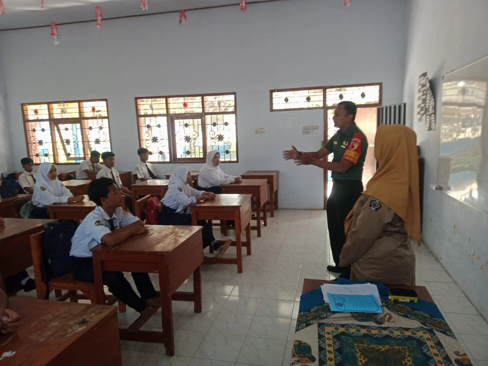 WWW.POSMETROSUMUT.COM | BLITAR - Dalam rangka menanamkan rasa cinta tanah air sejak dini, anggota Koramil 0808/02 Garum Kodim 0808/Blitar Serda Puji Santoso, melaksanakan kegiatan Babinsa masuk sekolah, sekaligus memberikan wawasan kebangsaan kepada para siswa