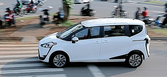 Kelebihan Kekurangan Toyota Sienta vs