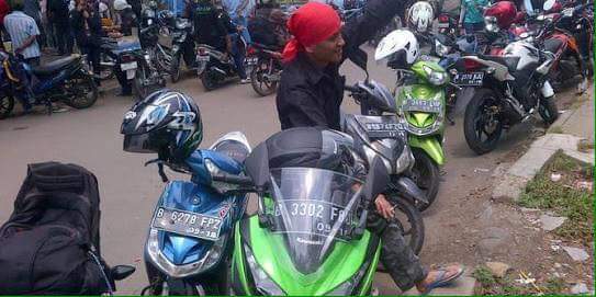 Kumpulan Foto: Buruh Ikut Demo Sambil Tunggangi Honda CBR dan Yamaha NMAX