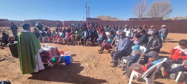 Heute feiern wir die Eucharistie in Pampa Colorado, wo wir dank Ihrer Spenden die neue Kirche bauen werden.  Pampa Colorada Provinz Potosí – Bolivien