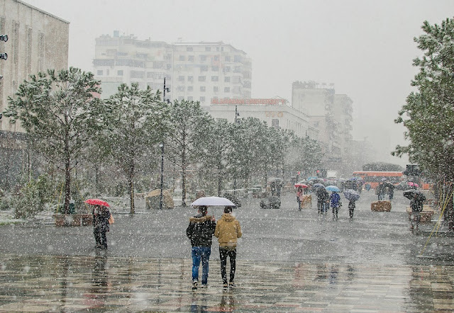 Neve in primavera a Tirana, le sorprese del clima