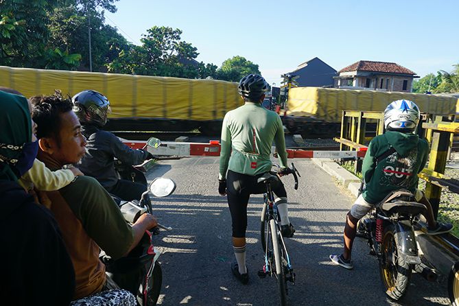 Menunggu kereta api melintas di jalan