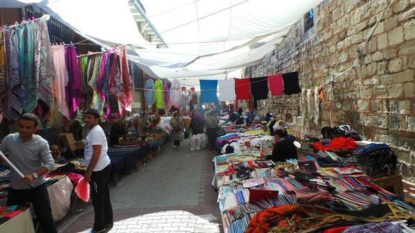 سوق الجمعة في منطقة فندق زادة في اسطنبول