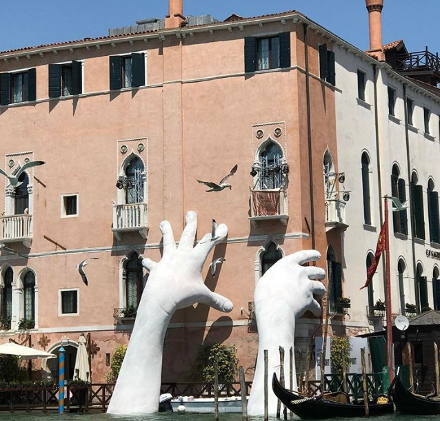 patung raksasa ini di Venesia