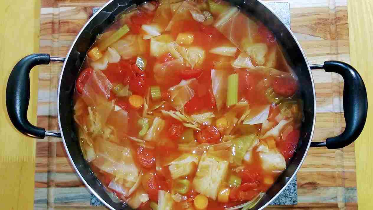 Resep sup merah sayir kol yang sehat dan gampang untuk keluarga