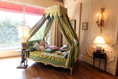 wood canopy beds