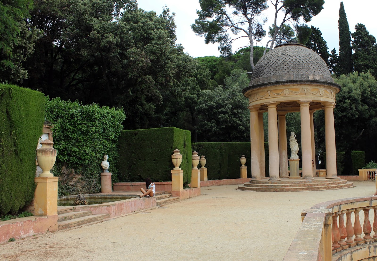 TheBlondeLion outfit stripes statement necklace Parc del Laberinth Barcelona