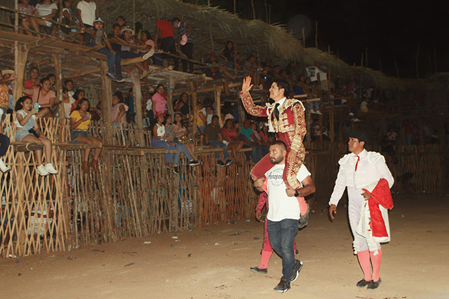 Uriel Moreno a hombros en Tenabo