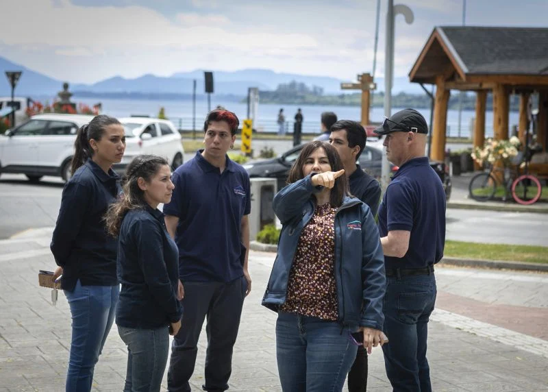 Facilitadores municipales para evitar cobro informal de estacionamientos en Puerto Varas