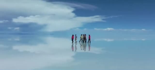 10 AMAZING PLACES AROUND THE WORLD 9. Salar de Uyuni, Bolivia