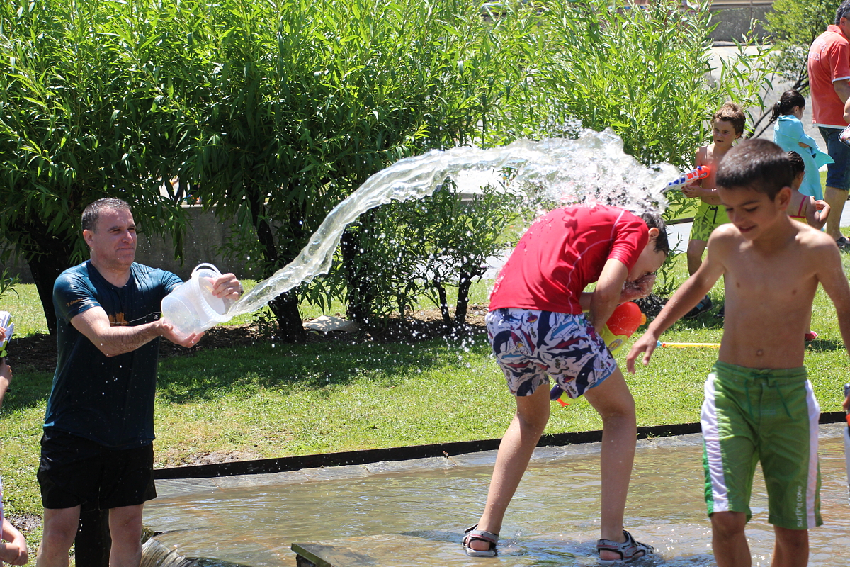 Guerra de agua en las fiestas de Desierto