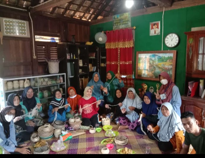 Ibu Wawako Kota Prabumulih Sambangi KWT Anyaman Bambu  Bunge Tanjung Desa Tanjung Menang.