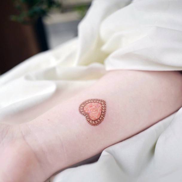 Tatuagens de pingente: 50 opções para inspirar sua próxima tattoo
