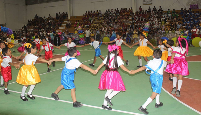 Niñas y niños llenan de color la primera edición de rondas infantiles