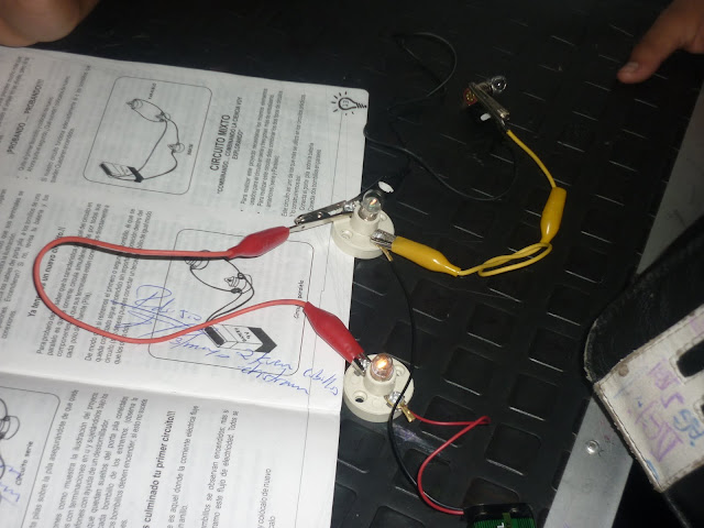 Circuito serie  con dos bombillos incandescente y guía impresa