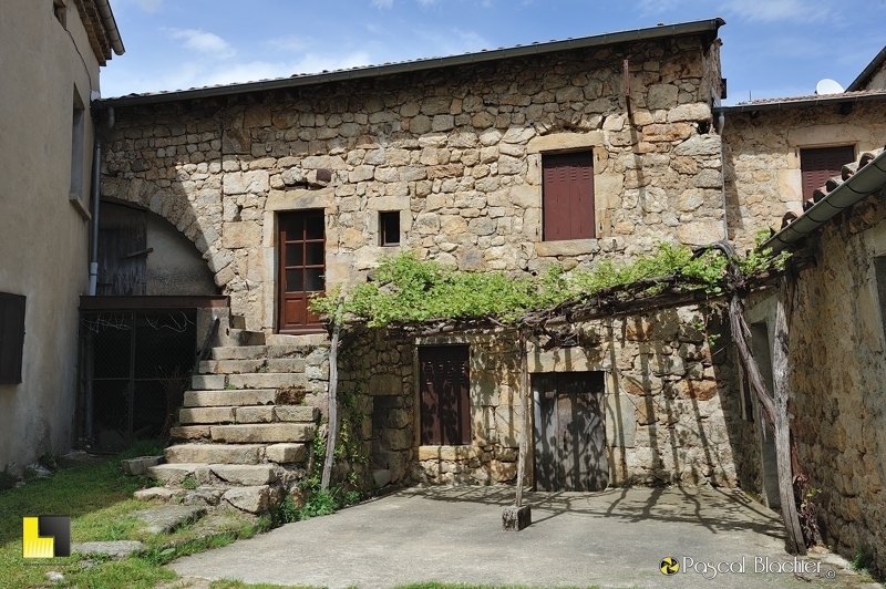 Une maison de pierre à saint michel de chabrillanoux photo pascal blachier