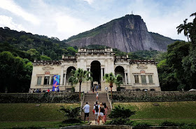 Entrada do Palacete do Parque Lage, com o Corcovado e o Cristo Redentor ao fundo - Rio de Janeiro