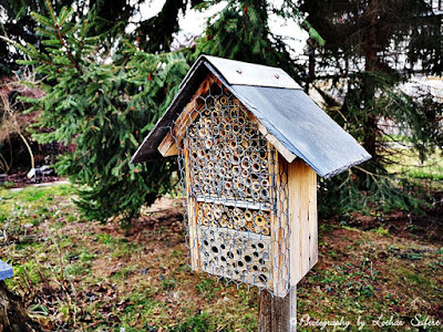 Wildbienenhotel mit einem Dach aus Schiefer